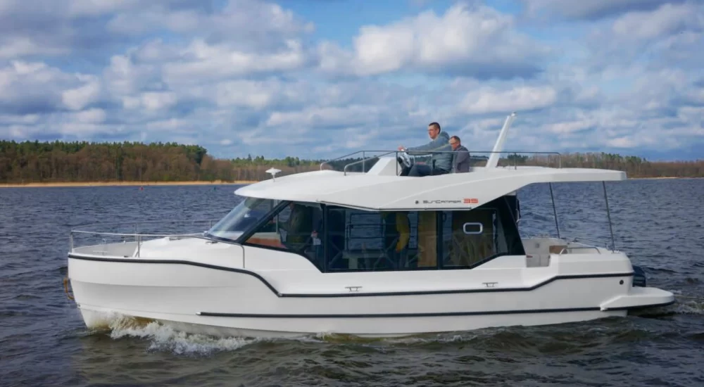 SunCamper-35-z-flybridge-1024x768